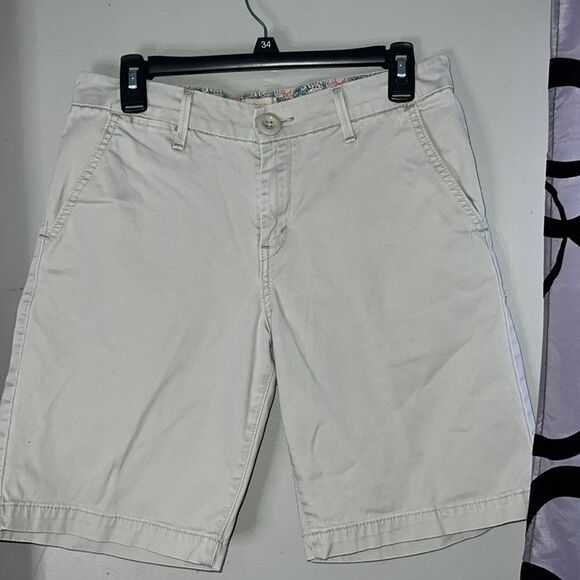 Levi’s size 8 khaki shorts - Picture 1 of 9